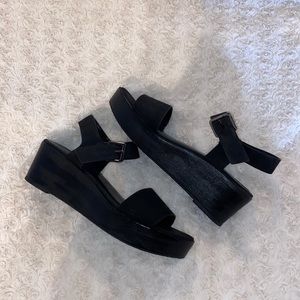 Black wedges